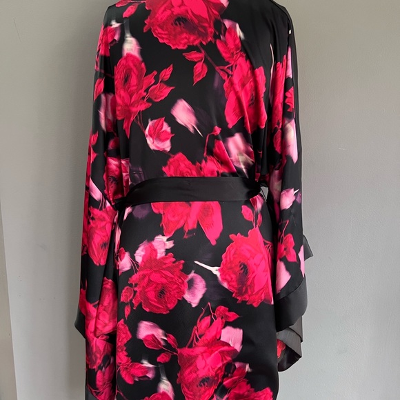 Victoria’s Secret Black and Pink Floral Kimono Robe Sz M/L - Picture 2 of 8